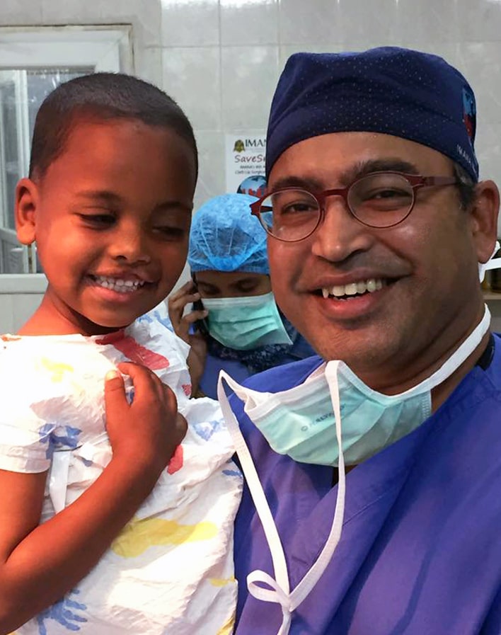 Sudan 2017 Dr with child